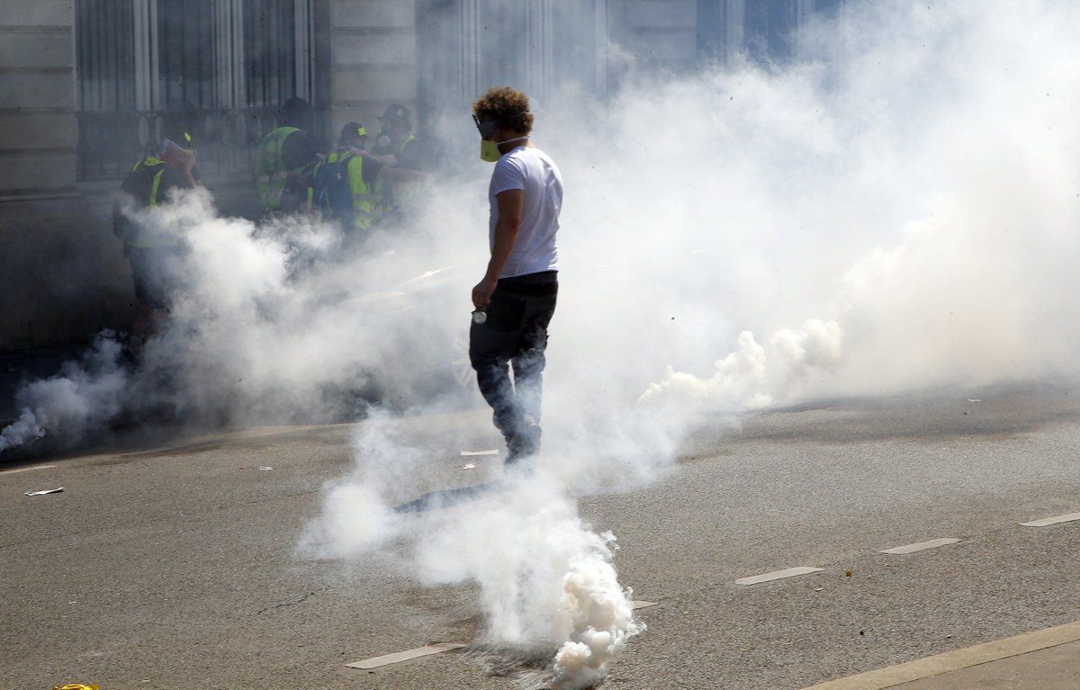 Східний Париж охоплений пожежами через акції жовтих жилетів. Протести "жовтих жилетів" у Франції.