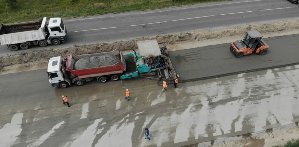 Перша в Україні цементно-бетонна ділянка дороги на трасі Дніпро-Решетилівка має гарантійний термін 28 років. Омелян назвав гарантійний термін першої української бетонної дороги.