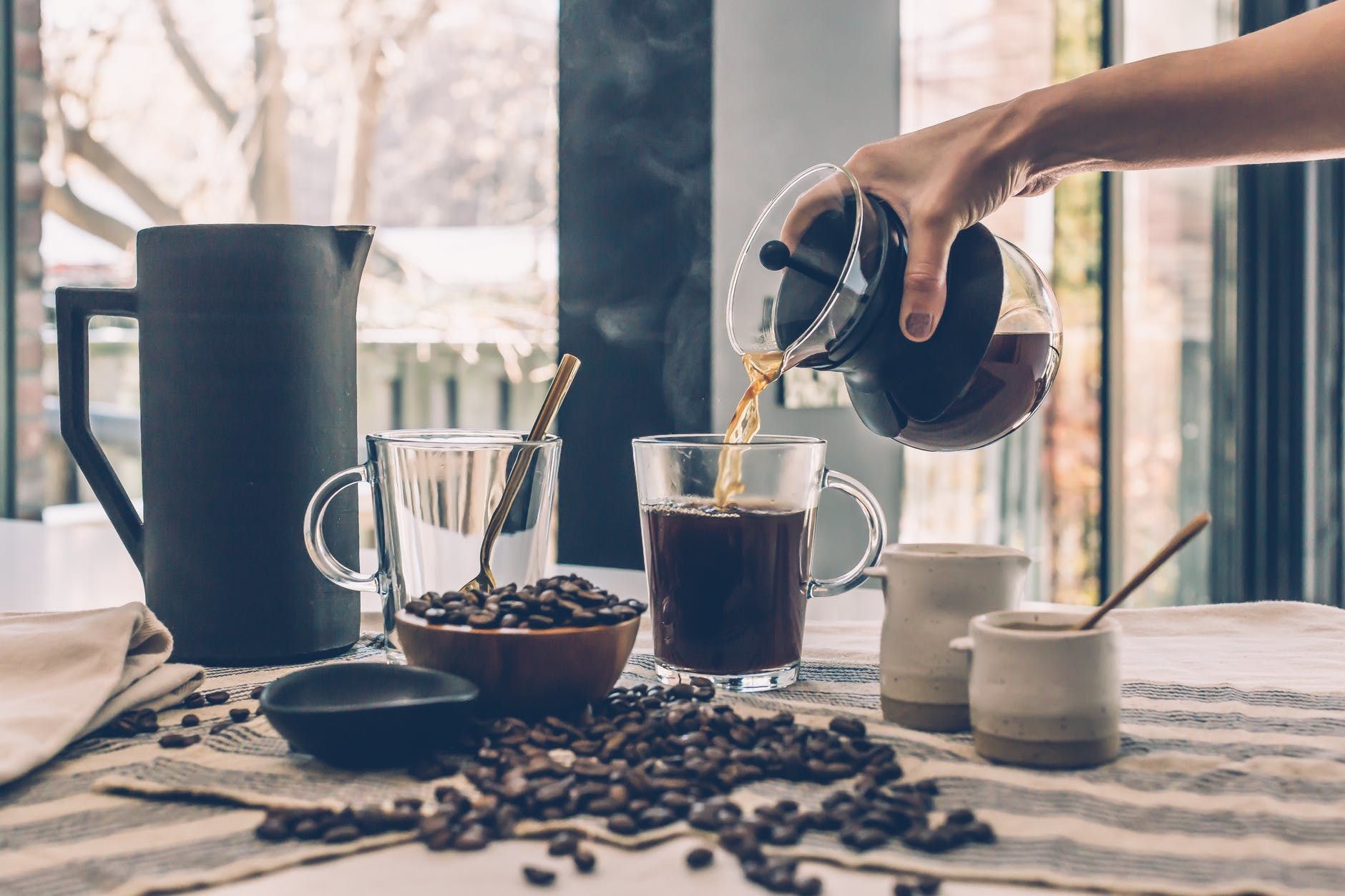Фахівці розповіли, чому каву не можна пити відразу після пробудження. Пити каву треба через годину після пробудження.