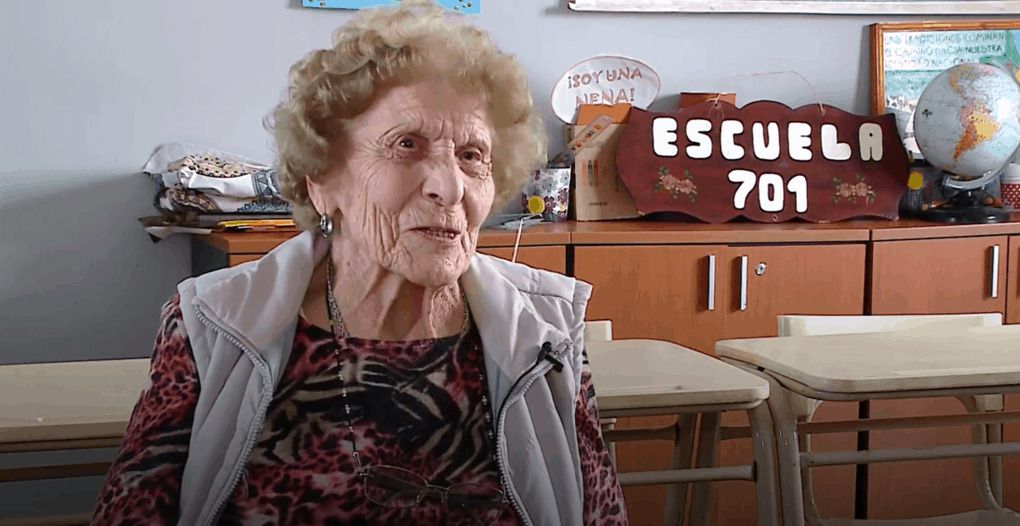 Бабуся з Аргентини пішла до школи в 99 років. І молодшим школярам є чому в неї повчитися. Леонор Кордаль — живий приклад того, що вчитися ніколи не пізно.