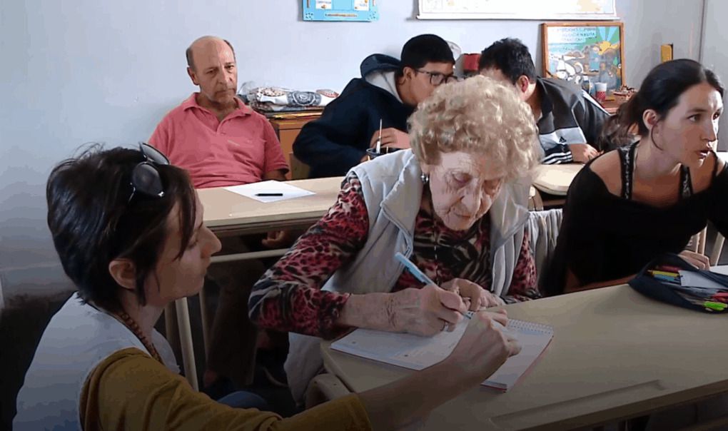 Бабуся з Аргентини пішла до школи в 99 років. І молодшим школярам є чому в неї повчитися. Леонор Кордаль — живий приклад того, що вчитися ніколи не пізно.