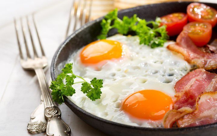 Яєчня по-селянськи: гарячий сніданок за 5 хвилин. Немає нічого прекраснішого, ніж вмочити шматочок підсмаженого хліба в трохи загустілий жовток.