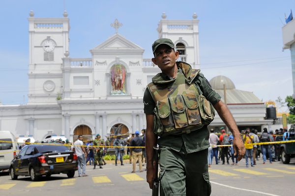 Туристи масово покидають Шрі-Ланку. Тисячі мандрівників покидають острів після серії терактів.