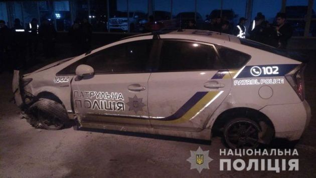 Чоловіку, який викрав поліцейське авто і збив патрульну у Києві, загрожує довічне. Зловмисника спочатку знайшли, а після нетривалого переслідування — заблокували та затримали.