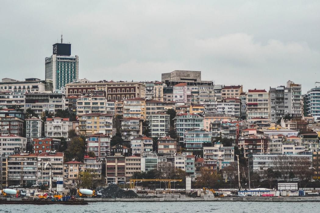 У Стамбулі багатоповерховий житловий будинок впав у прірву. У Стамбулі (Туреччина) 22 квітня в результаті зсуву звалився чотириповерховий житловий будинок, є високий ризик обвалу сусіднього.