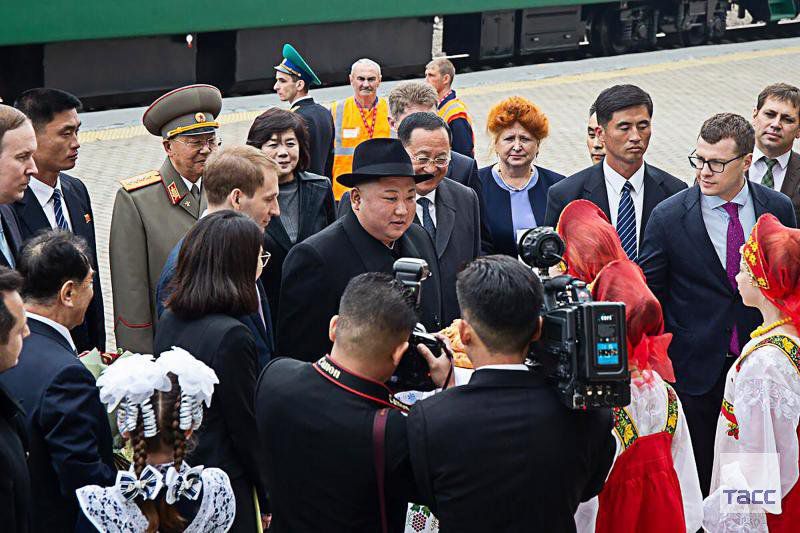 Лідер КНДР Кім Чен Ин прибув у Росію. Його зустріли російські дівчата з короваєм.