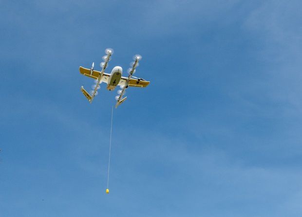 Wing стала першим авіаперевізником в США що доставляє вантажі дроном. Компанія має намір до кінця року запустити тестовий сервіс доставки вантажів безпілотниками.