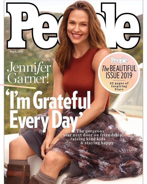 Журнал People оголосив ім'я найкрасивішої знаменитої жінки року. Цього року статус найкрасивішої отримала колишня дружина Бена Аффлека. Актриса Дженніфер Гарнер зізналася, що в юності не вважала себе красивою.