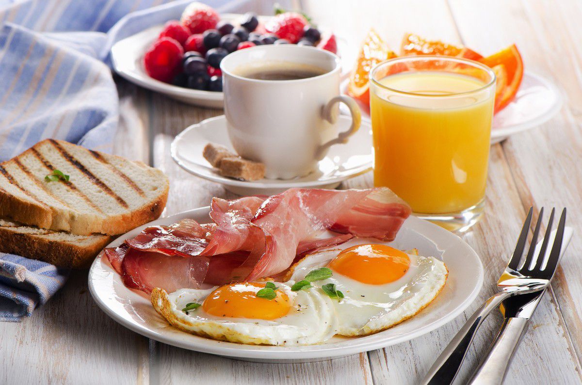 Як правильно снідати: що можна, а що не варто вживати на голодний шлунок. Харчуйтеся правильно і будьте здорові!