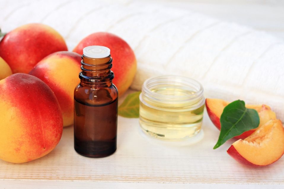 Персикова олія для обличчя: в чому її користь і як застосовувати в домашніх умовах. Серед багатьох засобів косметологи рекомендують саме персикову олію для обличчя.