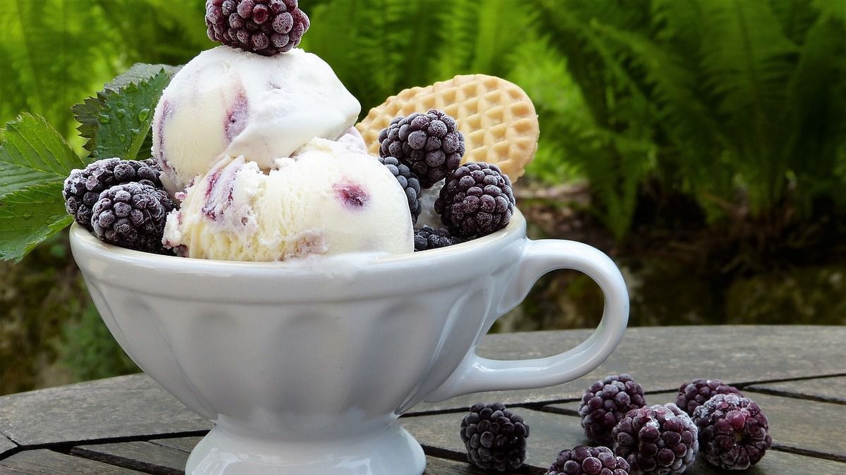 Літнє меню: пісне рисове морозиво з чорницею. Неймовірно смачне морозиво, готується елементарно, а в результаті ніякої хімії, кристалів, і жодних незручностей.