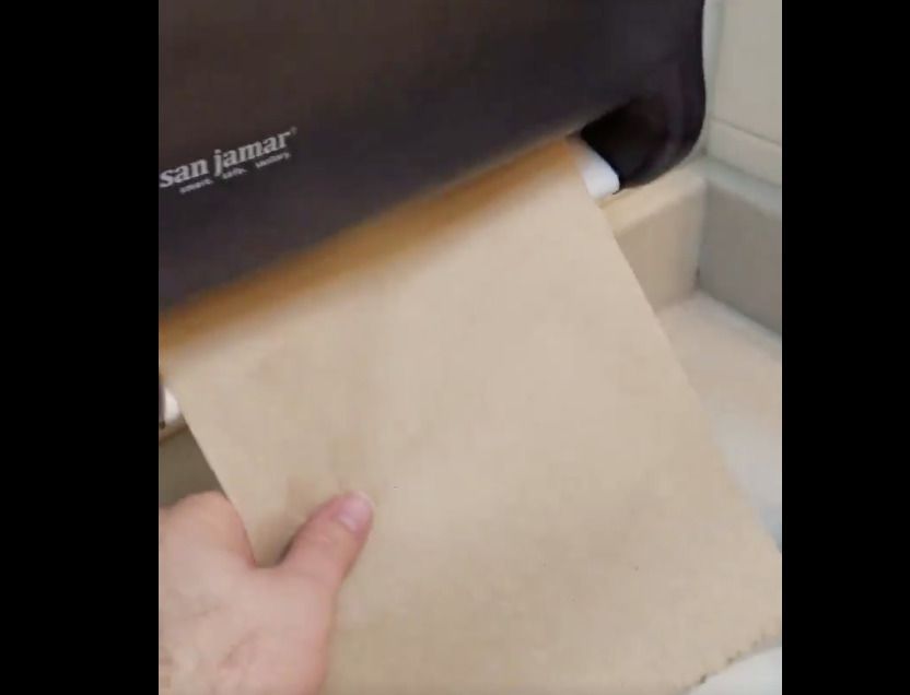 Діспенсер для туалетного паперу який кричить налякав відвідувача. «Ти його вбиваєш! Припини!», — пишуть йому користувачі.