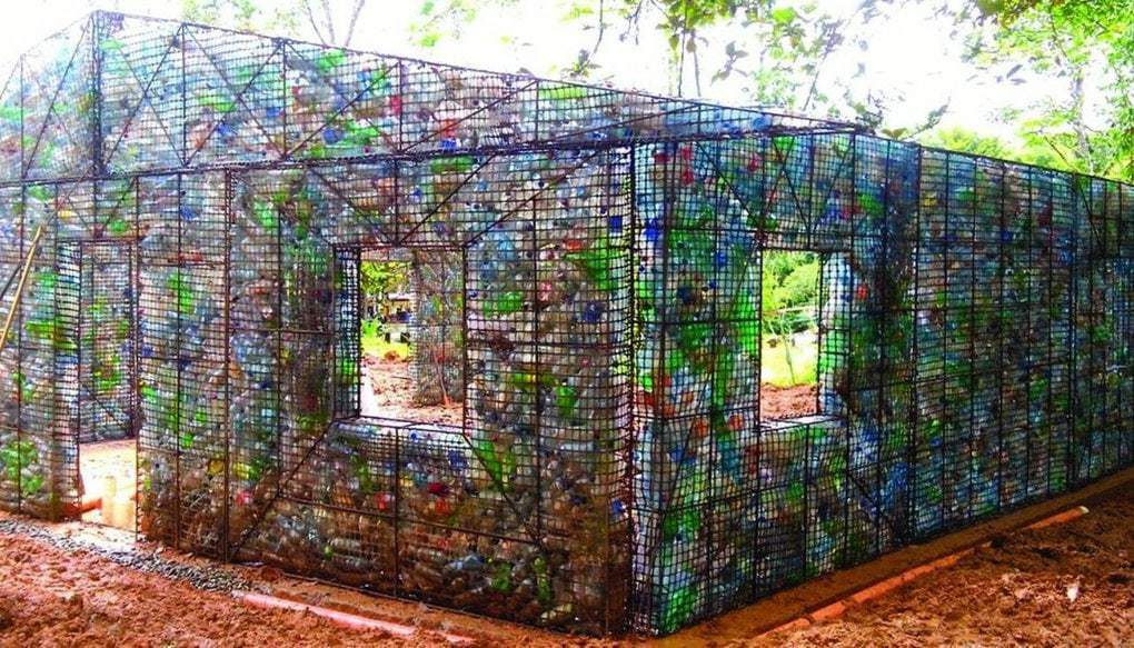 Чоловікові набридли гори пластикових пляшок, і він побудував з них ціле село з замком. У Панамі, існує ціле село, зроблене з пластикових пляшок.