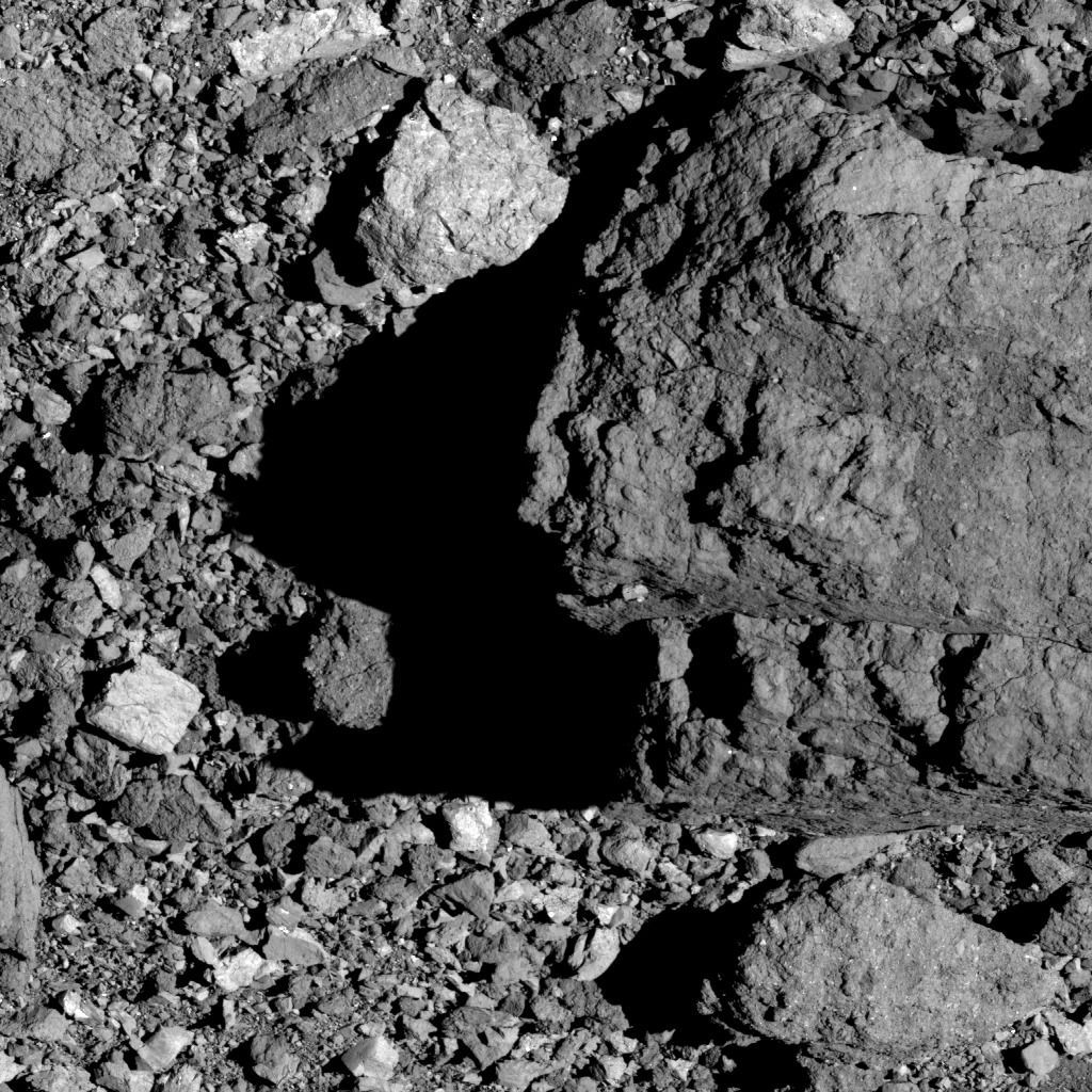OSIRIS-REx надіслала нові детальні знімки астероїда Бенну. Станція показала валуни та кратери на поверхні астероїда.