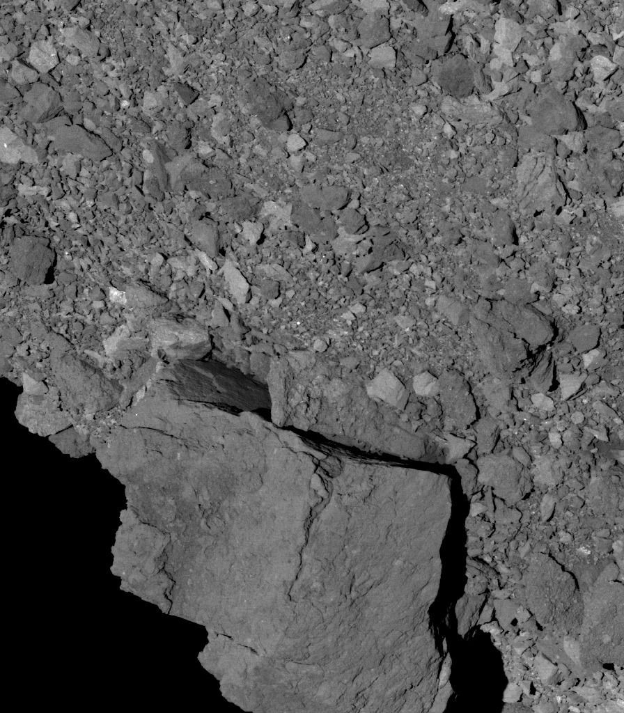 OSIRIS-REx надіслала нові детальні знімки астероїда Бенну. Станція показала валуни та кратери на поверхні астероїда.