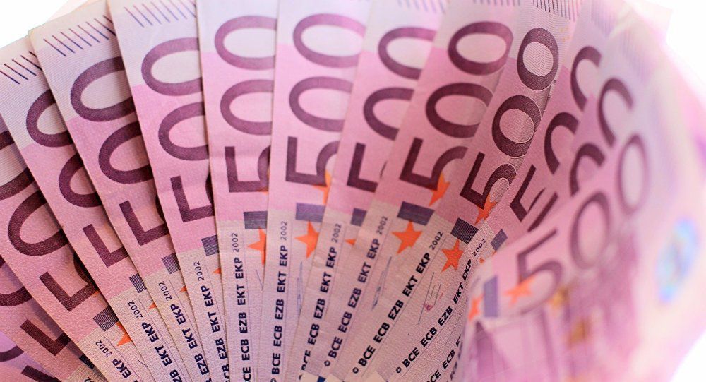 Країни ЄС повністю припинили випуск банкнот по €500. Банкноти залишаться законним платіжним засобом і повинні будуть прийматися у всі види платежів. Однак при попаданні таких банкнот в банки вони будуть вилучатися з обігу.