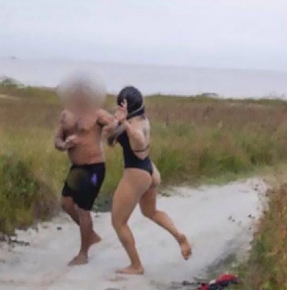 Дівчина-боєць ММА дала відсіч на пляжі сексуальному збоченцю. У Бразилії дівчина з ММА побила на пляжі чоловіка який її образив.