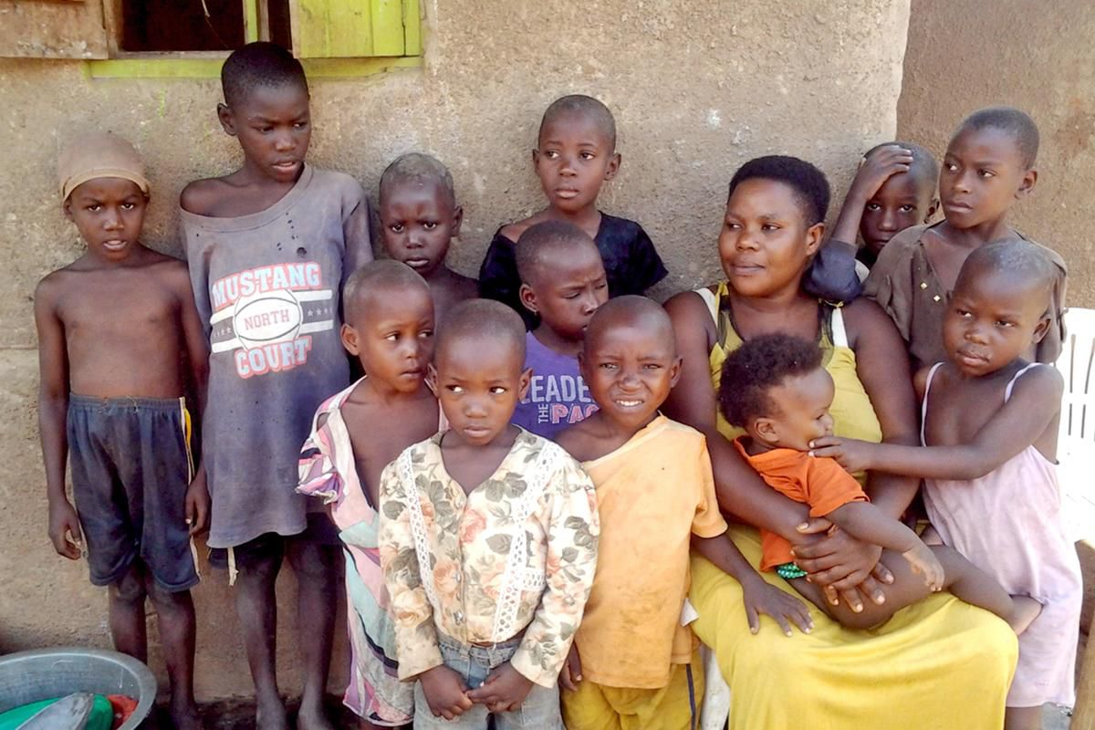 Найбільш багатодітна мати на Землі народила 44 дітей. Знайдена найбільша багатодітна мати на Землі — це 39-річна Маріам Набатанзі з Уганди, яка народила 44 дітей.