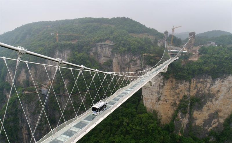 По найдовшому і найвищому скляному мосту пустили автобус, щоб довести, наскільки він безпечний. Зробили це для того, щоб перевірити міцність мосту.