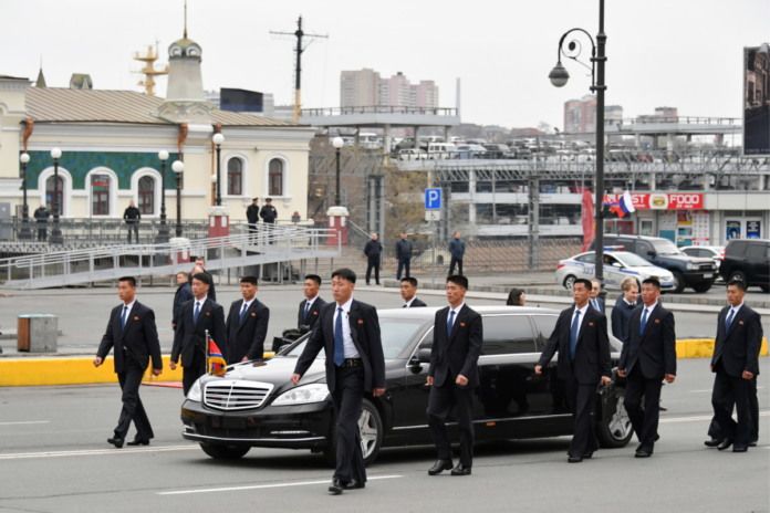 Автоконцерн Daimler не знає, звідки у Кім Чен Ина лімузини Mercedes. У КНДР їх не можна поставляти з-за санкцій. Корейський лідер їздить на автомобілях Mercedes Maybach S600 Pullman Guard і Mercedes Maybach S62.