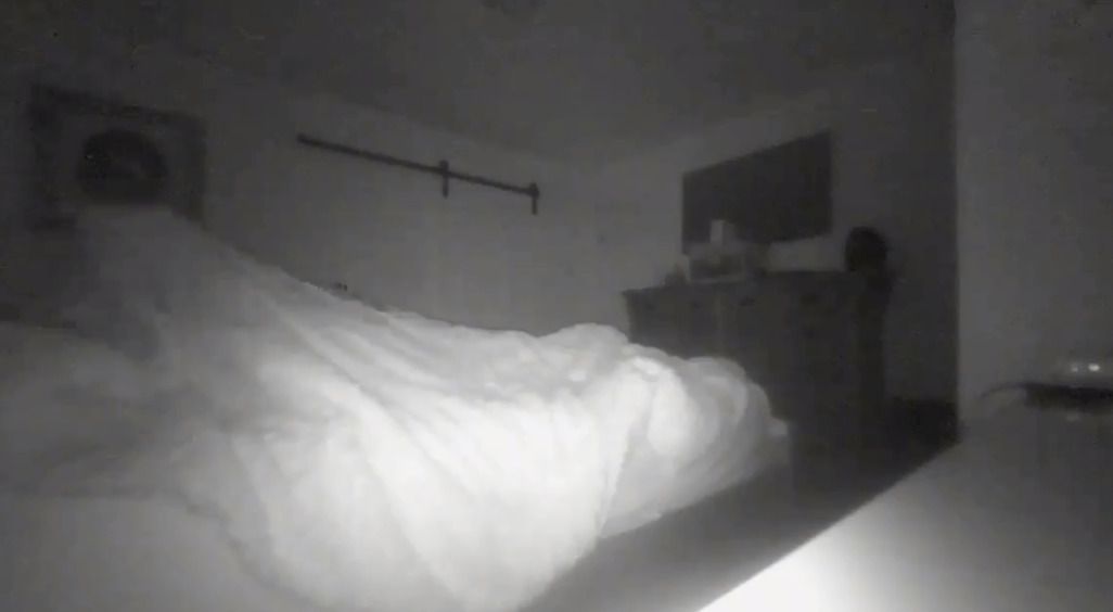 Чоловік зняв на камеру спостереження у своїй спальні як «привид» тягнув його простирадло. Він був переконаний, що параноїдальні дії відбувалися в його кімнаті, коли він спав, тому він встановив камеру, щоб розсекретити це.