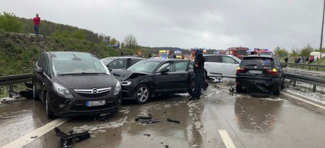 На трасі в Німеччині зіткнулися понад 50 машин. Десятки людей були поранені, проте обійшлося без жертв.