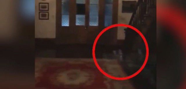 Подружжя зняли на відео примар в найбільш відвідуваному будинку Америки. Подружжя при перегляді відео помітили, як до них кралися силуети дітей.