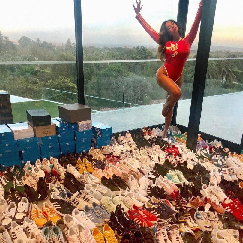 Оце так колекція! Бейонсе показала, скільки в неї пар кросівок. Популярна співачка опублікувала в Instagram серію знімків з модним взуттям.