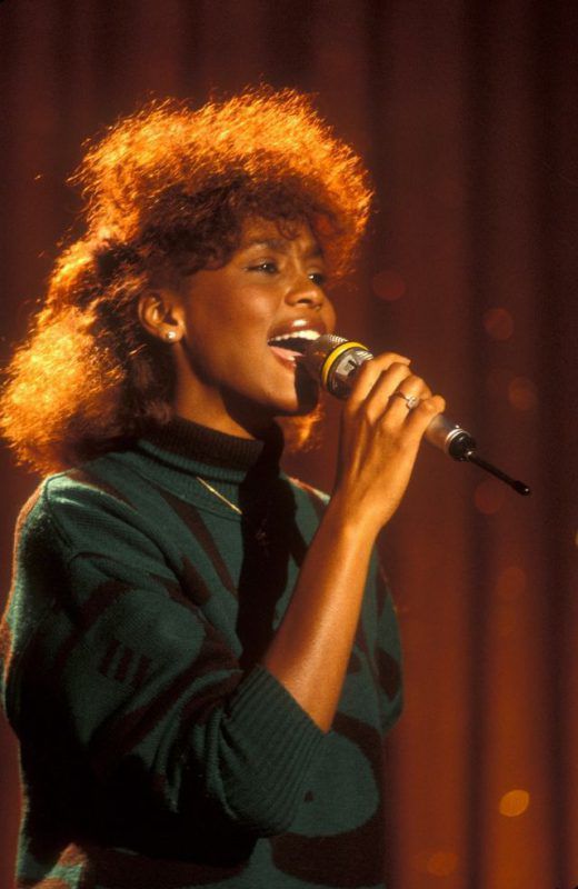 Красуня з чарівним голосом: рідкісні фото молодої Вітні Х'юстон з 1980-х років. Вона була найяскравішою зіркою американської естради протягом декількох десятків років.