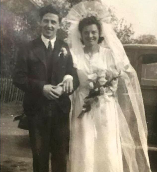 95-річна пара знову виходить заміж в тій же церкві, де вони одружувались 75 років тому. Дідусь та бабуся повернулися до церкви, щоб повторити свої клятви 75 років потому.