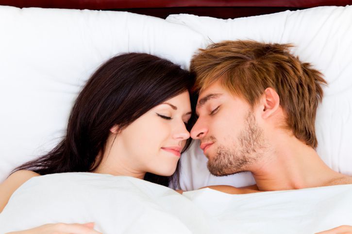Пози пар під час сну розкажуть про відносини набагато більше, ніж ви думаєте. Експерт з мови тіла, психолог Патті Вуд дасть відповідь на це питання.