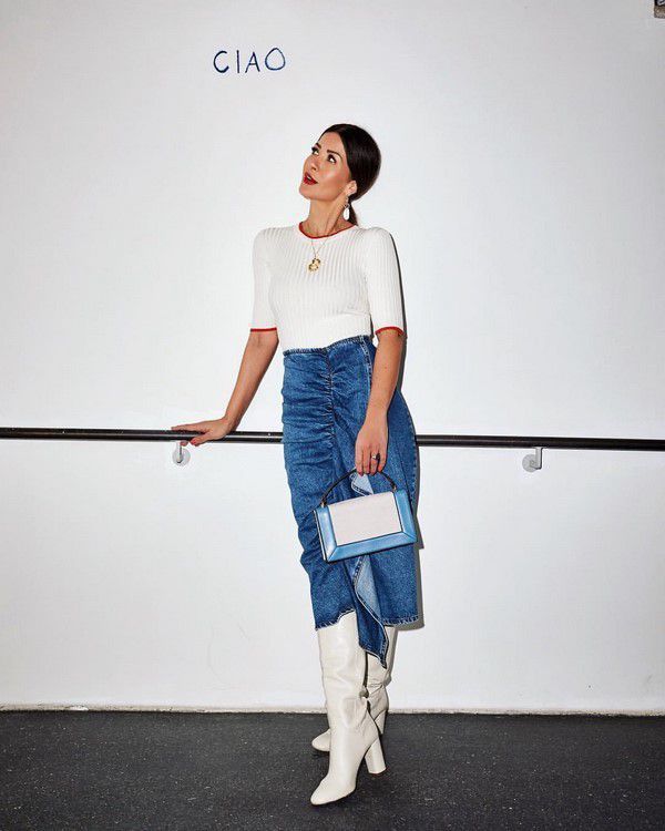 Фото-ідеї: як і з чим носити трендові джинсові спідниці в сезоні 2019-2020. Топові луки з джинсовими спідницями в різних стилях дивіться в нашому фото огляді на прикладі фешн-блогерів зі всього світу!