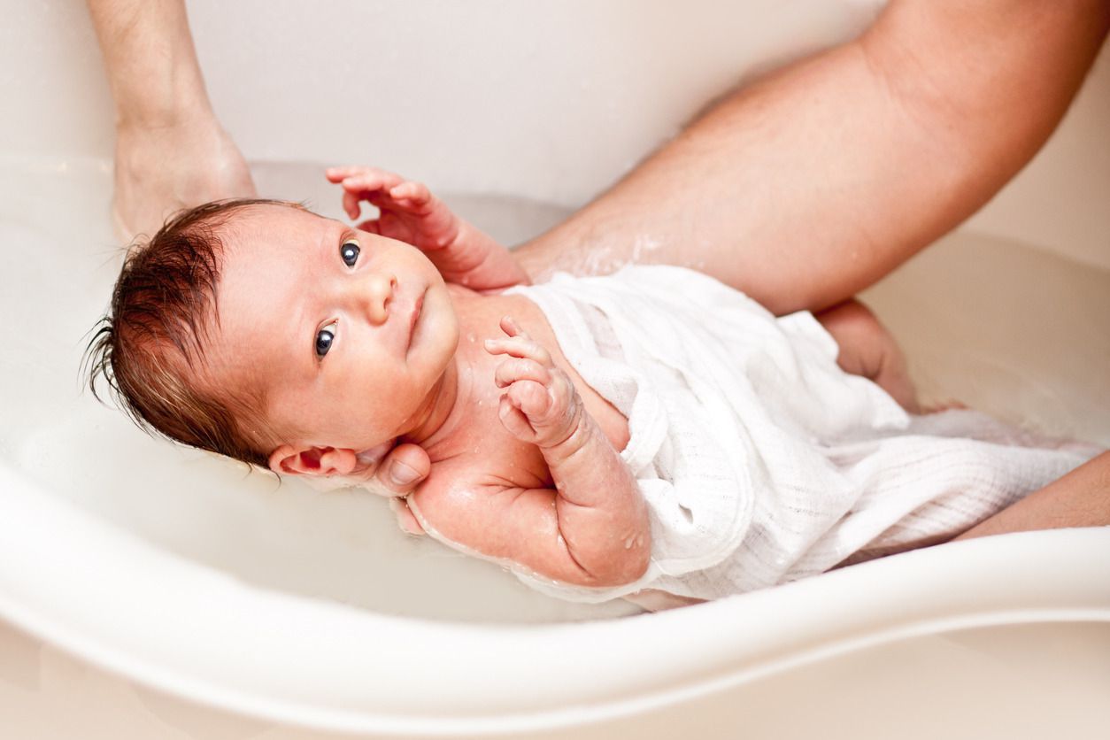 Всі тонкощі купання новонародженого після пологового будинку. Як правильно купати новонародженого малюка?