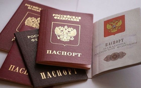 Заступник міністра заявив що вони будуть позбавлятимуть українського громадянства жителів окупованого Донбасу, тих хто отримає російські паспорти. Жителі окупованого Донбасу, які отримають російські паспорти, можуть бути позбавлені українського громадянства.