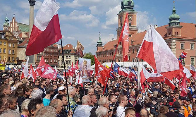 У Польщі відбувається акція протесту проти Євросоюзу. Хода націоналістичних організацій під назвою "Марш суверенітету" проходить у середу в центрі Варшави під гаслом "Геть з Євросоюзу".