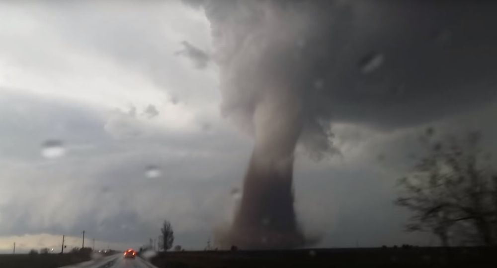 У мережі був опублікований відеозапис руйнівного торнадо, що утворився в Румунії. Як воно утворилося і яка була його потужність.