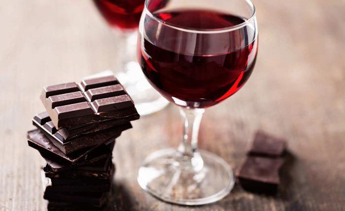 Вчені: червоне вино і шоколад можуть запобігти старінню і раку. Червоне вино і шоколад мають незліченні переваги завдяки натуральній хімічній речовині під назвою ресвератрол.
