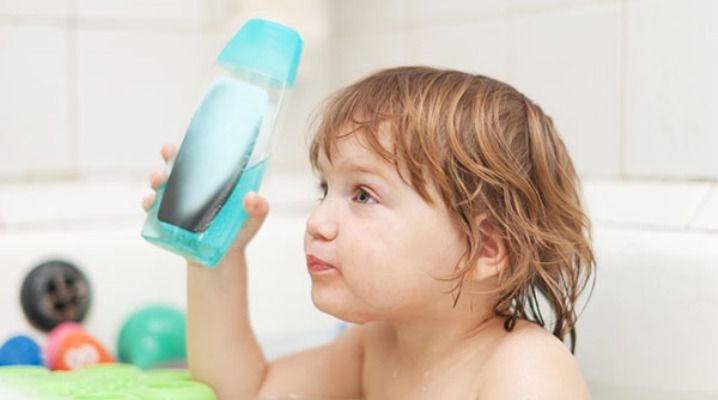Друге життя дитячого шампуню: 8 способів використання. Дитячий шампунь — це засіб, призначений для миття волосся і тіла дитини, але його можна використовувати і для інших цілей.