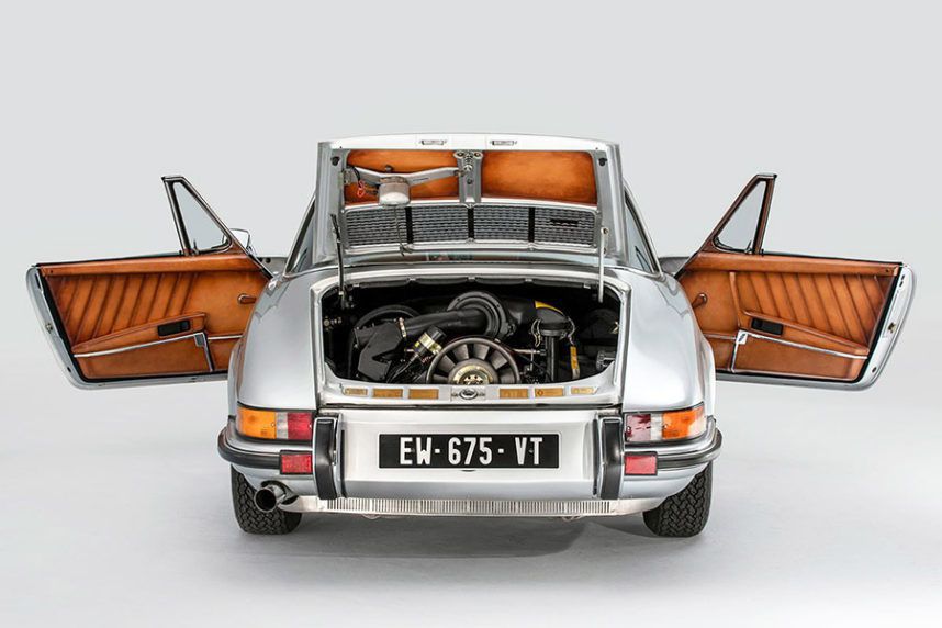 Porsche 911 Targa 1973 року продадуть на аукціоні. Вимикачі двірників, регулятори сидінь, бардачок – всі деталі оброблені шкірою.