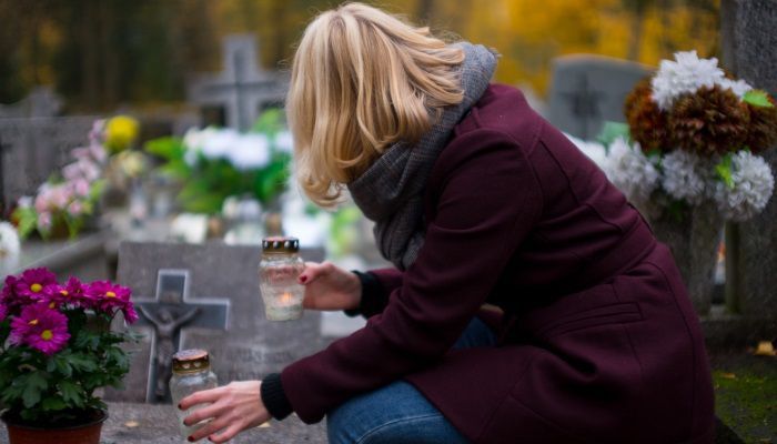3 травня — День Федора Неводника: традиції, обряди та прикмети. Чому сьогодні заведено кликати померлих на кладовищі? Які квіти принести на могили?