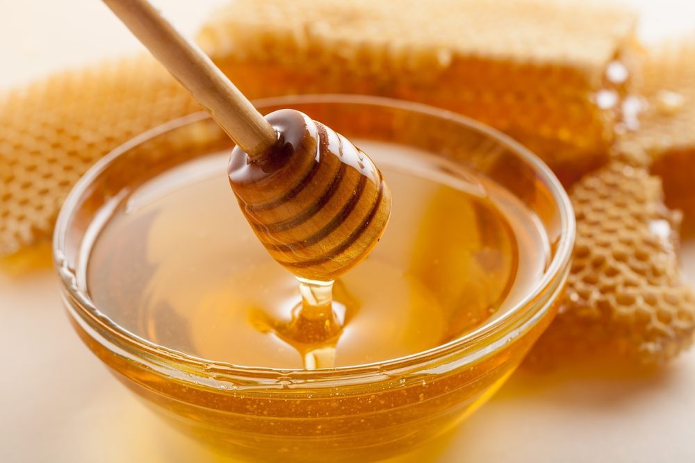 Названа несподівана небезпека меду. Норма меду, як і іншого підсолоджувача, становить всього 30 грамів в день.