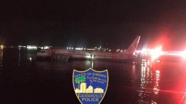 Літак Boeing 737 впав у річку у Флориді. Неподалік від міста Джексонвілл у Флориді літак Boeing 737 впав у річку.