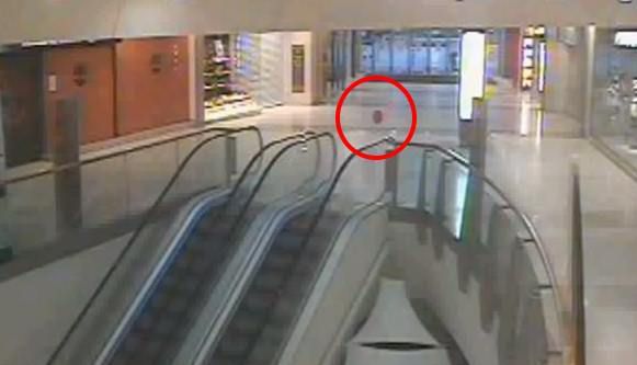 У торговому центрі на камеру відеоспостереження зняли невидимку з червоною кулькою. І це не підробка і не розіграш.