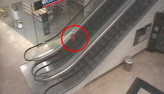 У торговому центрі на камеру відеоспостереження зняли невидимку з червоною кулькою. І це не підробка і не розіграш.