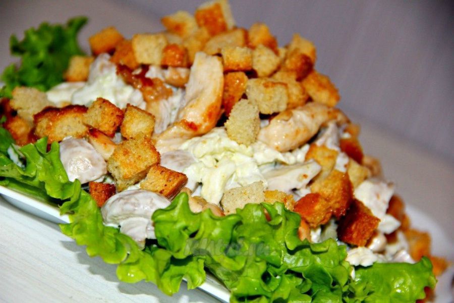 Салат из курицы и овощей с чили