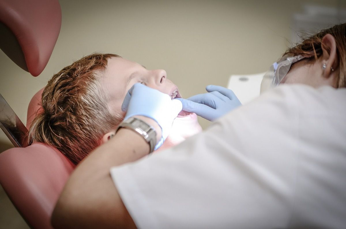 Ураження зубів в дитинстві збільшують ризик атеросклерозу в дорослому віці. Профілактика та лікування інфекцій порожнини рота важливі вже в дитинстві.