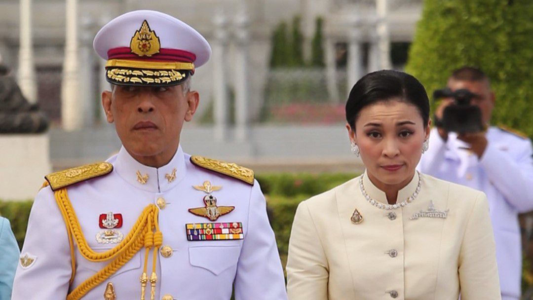 Король Таїланду одружився на голові своєї охорони. Нова дружина короля — четверта за рахунком.