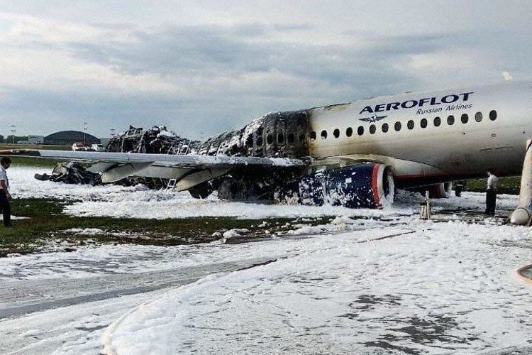 Палаючий літак Superjet 100 зумів приземлитися в Шереметьєво. Літак вимушено повернувся в аеропорт вильоту з технічних причин.