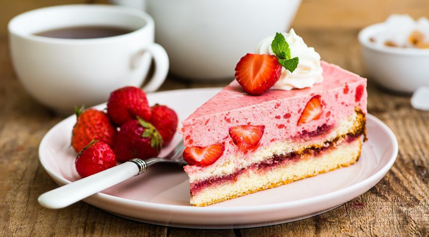 Легкий літній десерт: йогуртовий торт з полуницею без випічки. Десерт, який припаде до смаку і дорослим, і дітям, особливо тим, хто стежить за своїм харчуванням і фігурою.