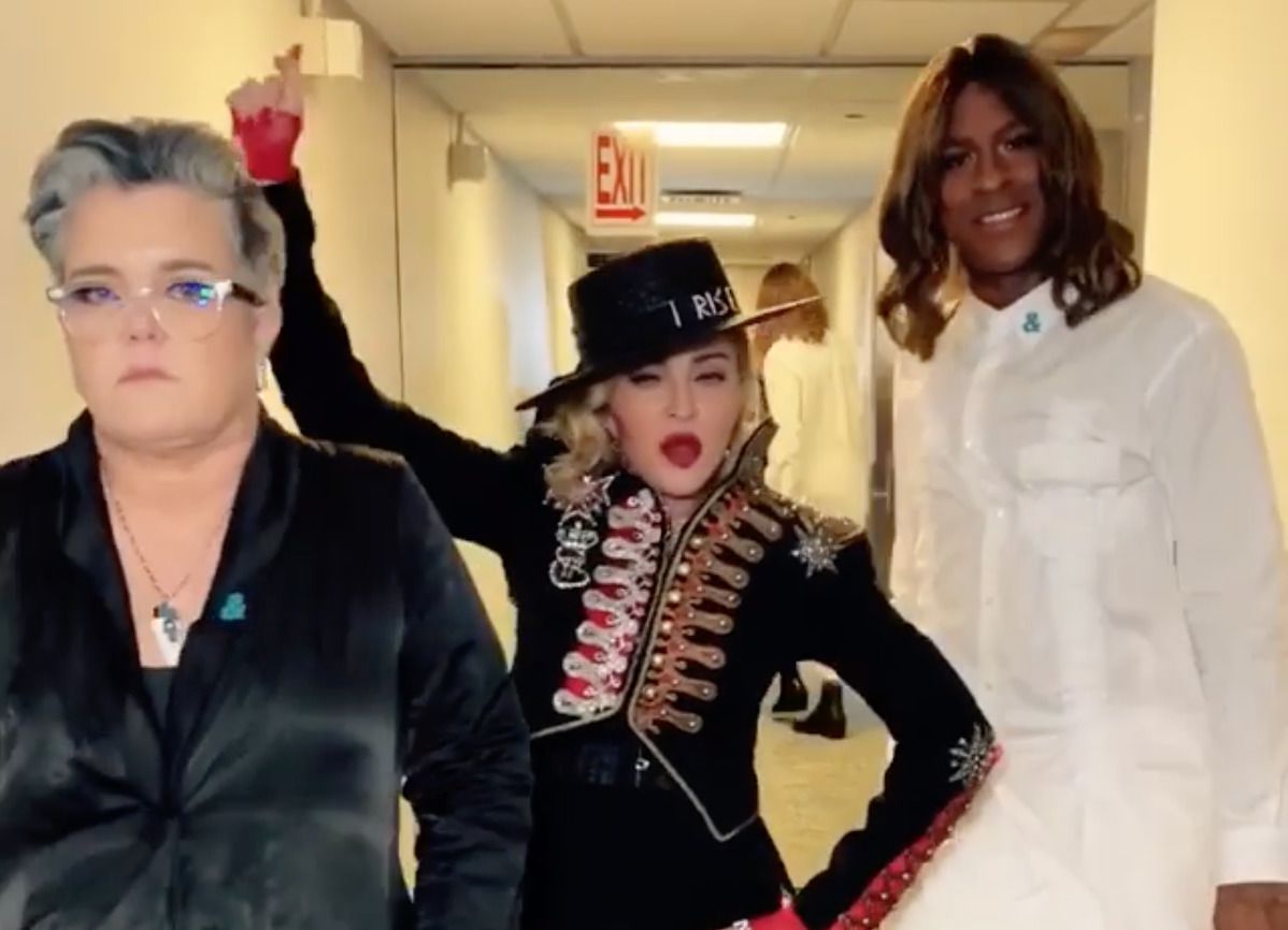 Це приголомшливо! Мадонна станцювала з лесбіянкою і трансвеститом. 60-річна співачка запалила з представниками ЛГБТ-спільноти.